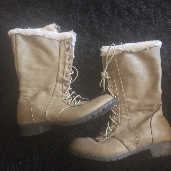 Kids size 4 combat boots with fur - Picture 2 of 2