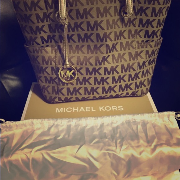 Michael Kors tore bag - Picture 1 of 3