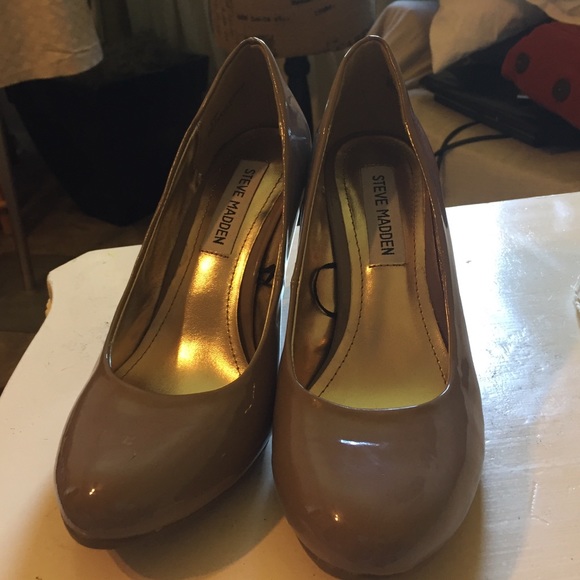 Steve Madden taupe pumps