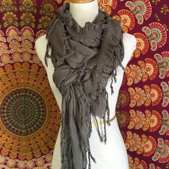 Ruffle Scarf Gray