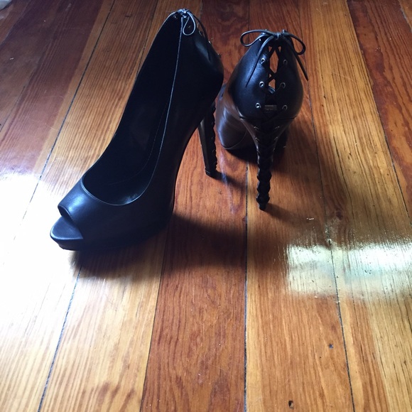 Report signature remain peep toe heels