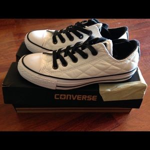 Converse Ox low top quilted sneakers. Women's 6
