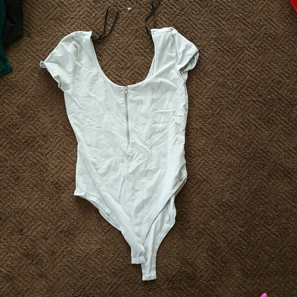 Short sleeve light gray/white body suit