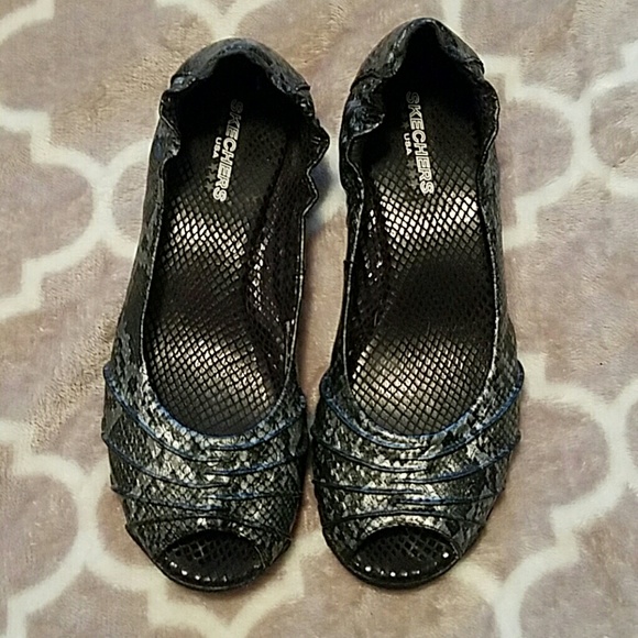 Skechers size 8 flats. So extremely comfortable