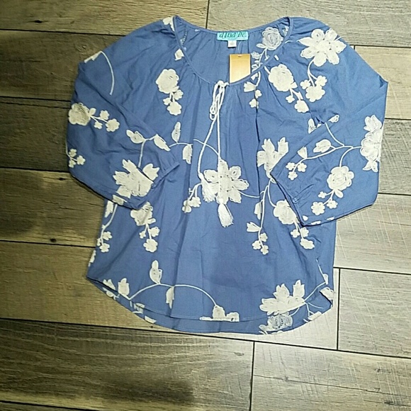 Francesca's Collections Tops - Flower printed blouse