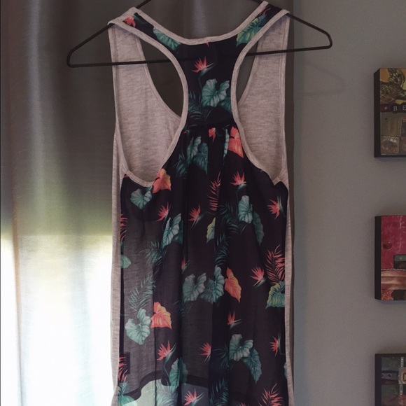 Very Chic Pocket Tank - Picture 2 of 3