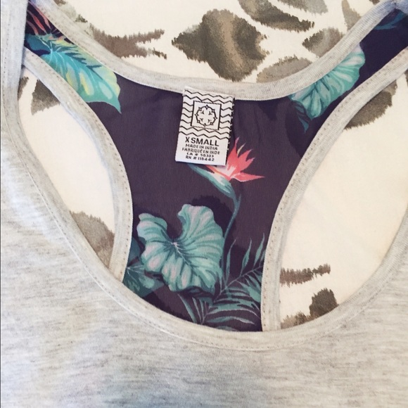 Very Chic Pocket Tank - Picture 3 of 3