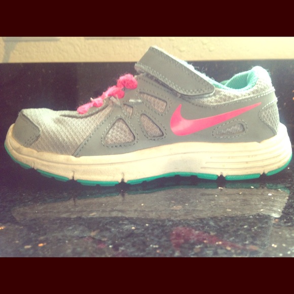 Girls 12c Nike shoes ..gently worn :)