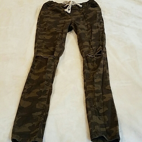 Ripped Knee Camo Jean's from Fashion Nova small