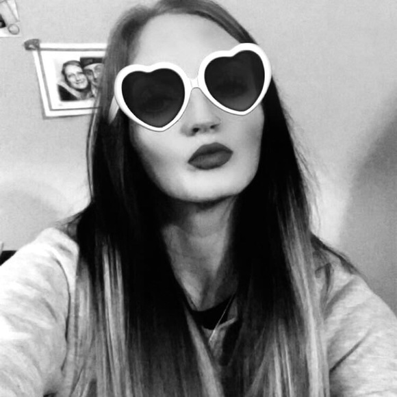 Meet your Posher, Kelly - Picture 2 of 2