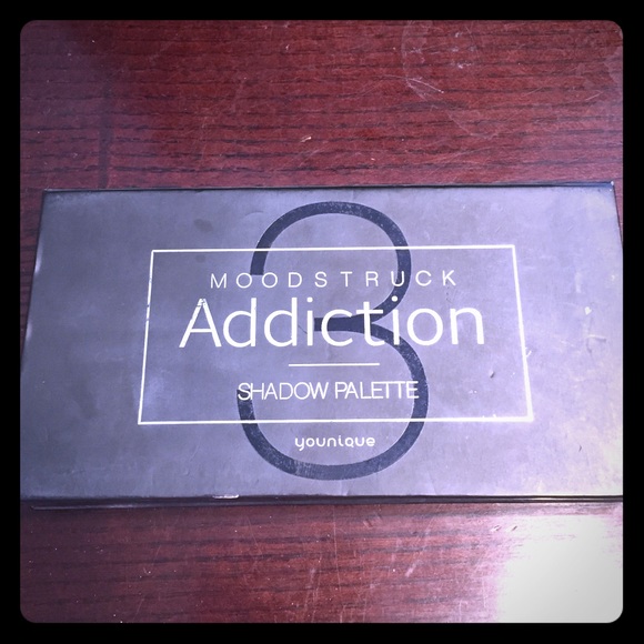 Younique Moodstruck Addiction Shadow Palette 3.