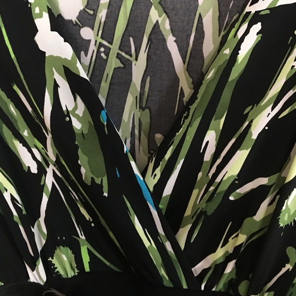 Silky top with attached belt. Smoke free - Picture 2 of 4