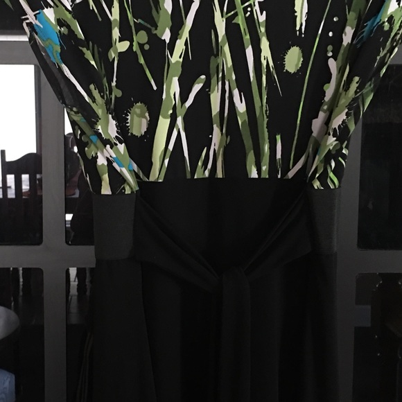 Silky top with attached belt. Smoke free - Picture 3 of 4