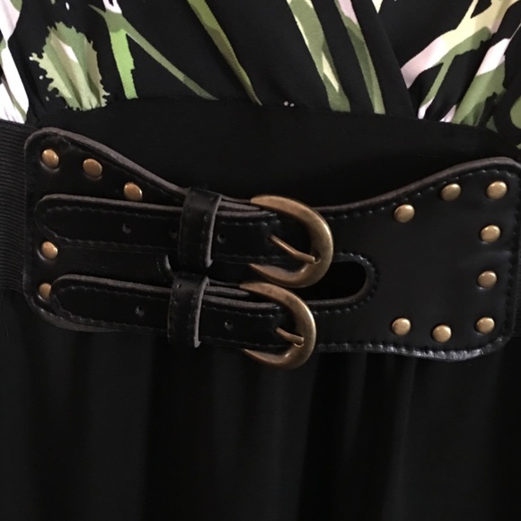 Silky top with attached belt. Smoke free - Picture 4 of 4