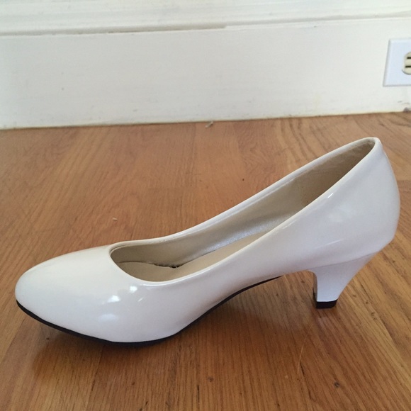 White patent leather pump