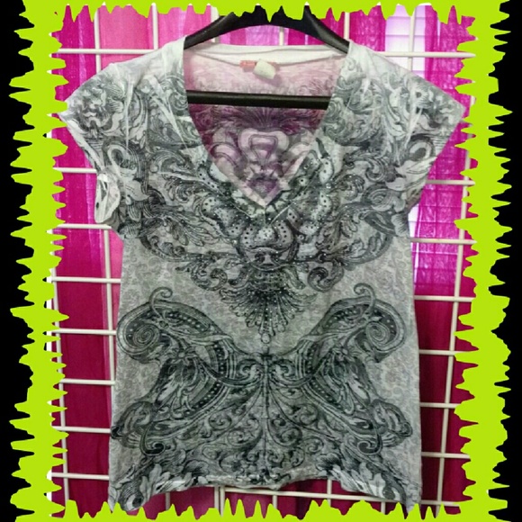 V-neck black&white abstract print studded tee - Picture 2 of 3