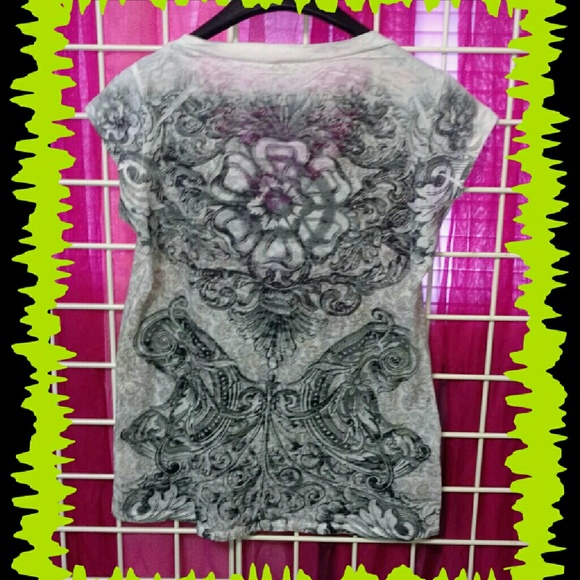 V-neck black&white abstract print studded tee - Picture 3 of 3