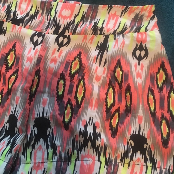 Bright print high waisted shorts - Picture 2 of 3