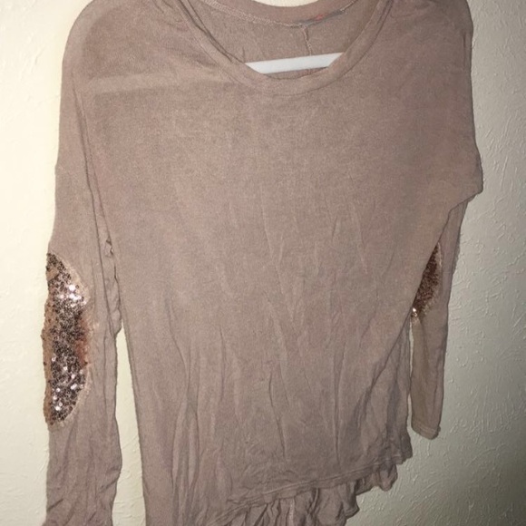 Shirt with sparkly elbow pads
