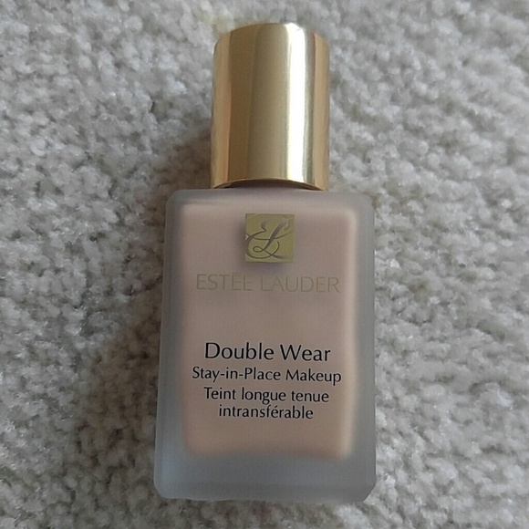Ester Lauder Double Wear Foundation 4N1