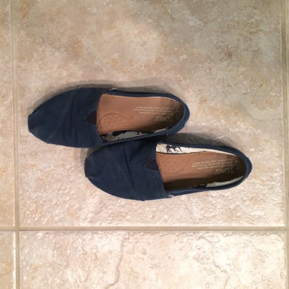 Navy blue toms