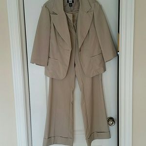 Lightweight pants suit