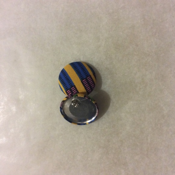 Button earring - Picture 2 of 3