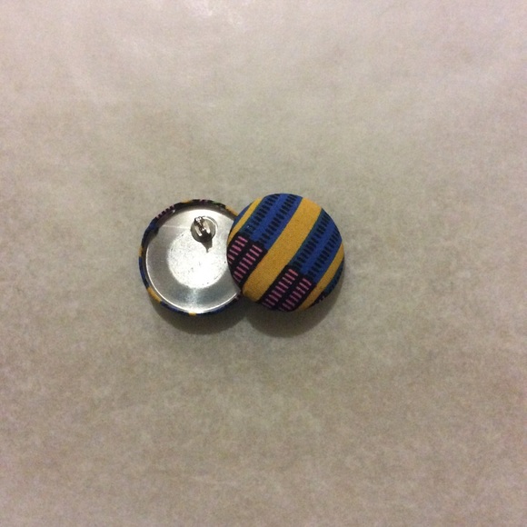 Button earring - Picture 3 of 3