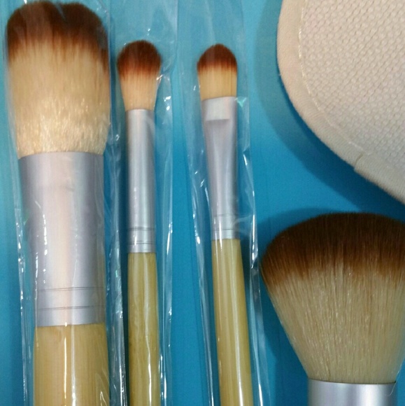 Makeup Brushes with Pouch - Picture 1 of 3