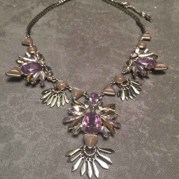 Lavender geometric statement necklace - Picture 2 of 5