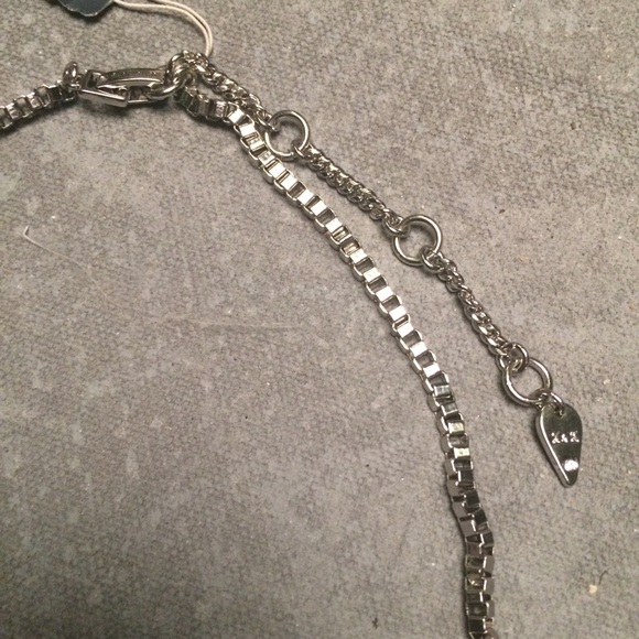 Lavender geometric statement necklace - Picture 4 of 5