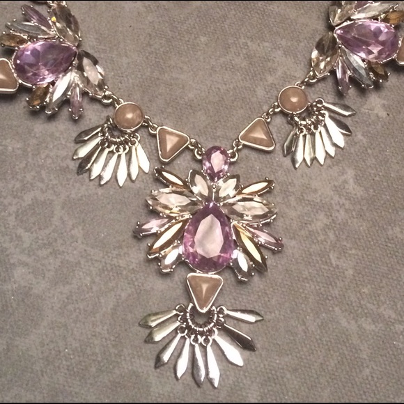 Lavender geometric statement necklace - Picture 5 of 5