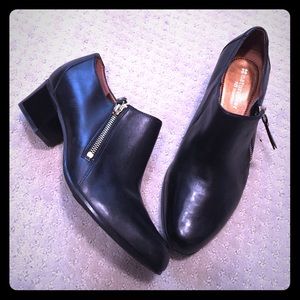 Naturalizer N5 black bootie w/zipper detail