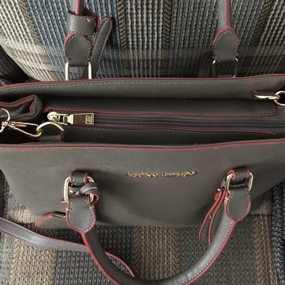 TRADED💕Adrienne V. Crossbody Purse - Picture 3 of 4