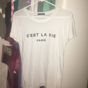 White t shirt with French saying "that's life"