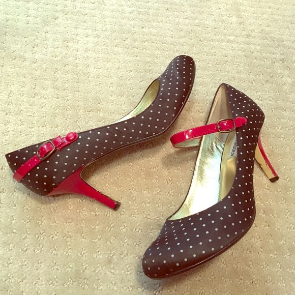 One shoe two ways! Black w/white polka dot