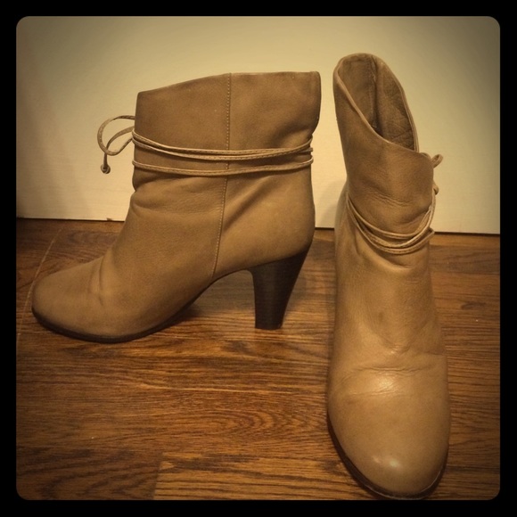 Dolce Vita tan leather heeled tie bootie 8