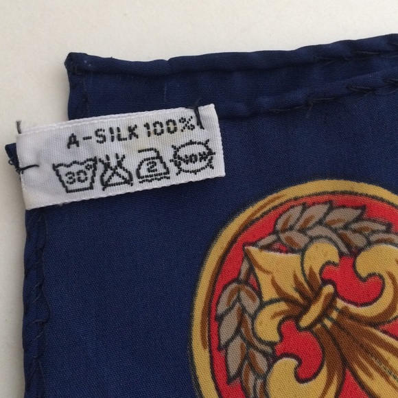 Vintage Silk scarf ,size 34 X 33 inches - Picture 3 of 3