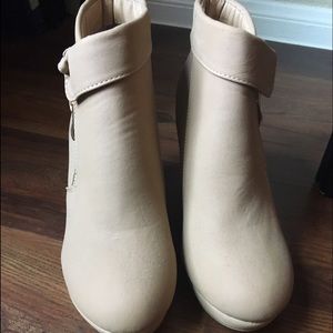 NEVER WORN tan ankle boots