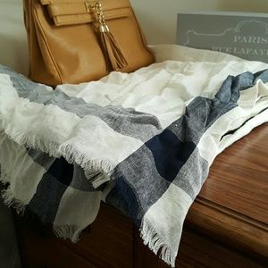 Gorgeous Banana Republic "Dixie" Scarf