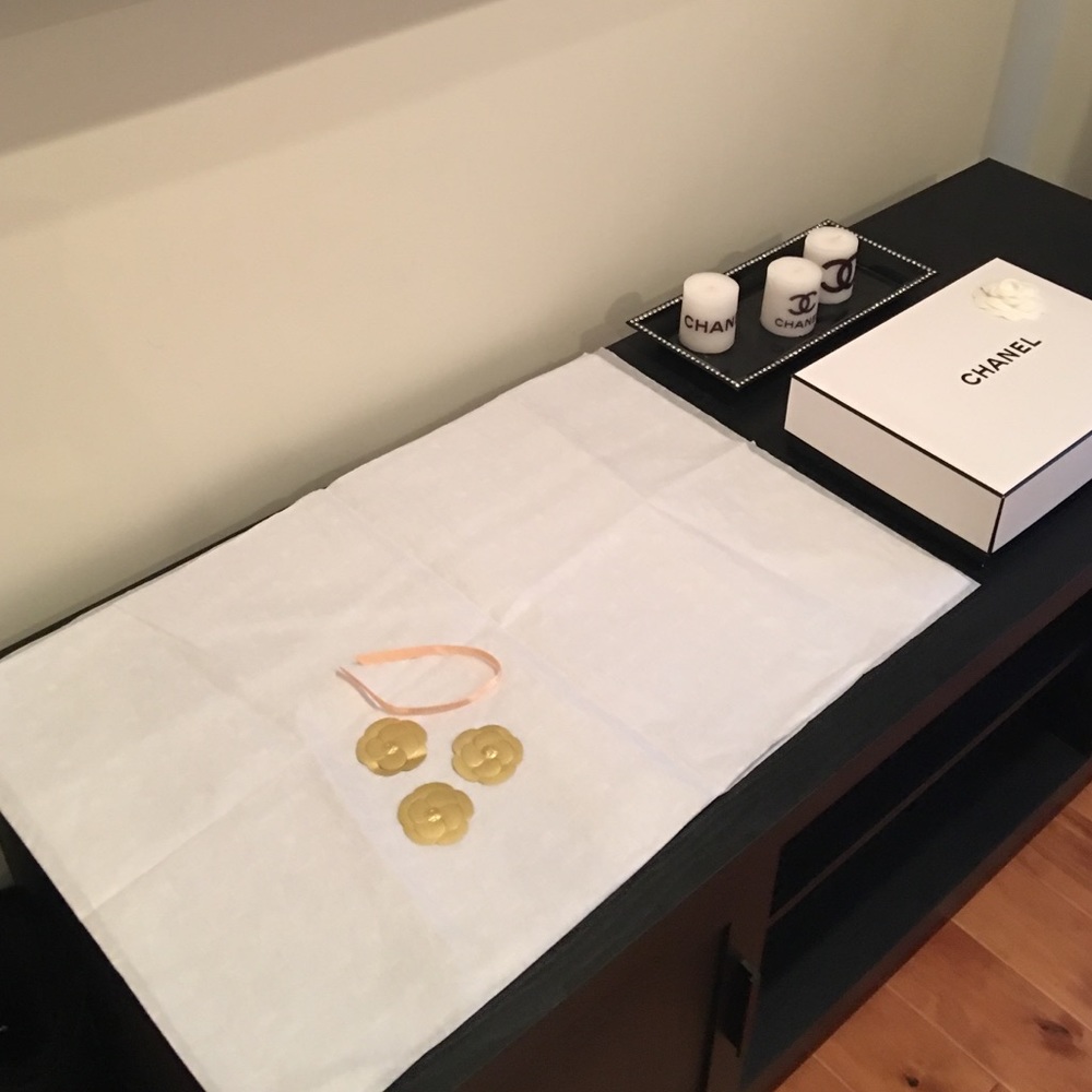 Chanel box, tissues and flowers with ribbon - Picture 4 of 4