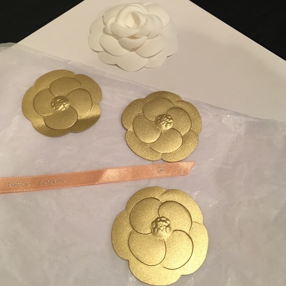 Chanel box, tissues and flowers with ribbon - Picture 3 of 4