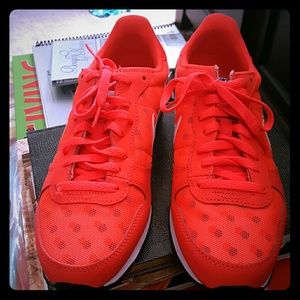 WOMEN'S ORANGE NIKE SHOES - SIZE 10.5