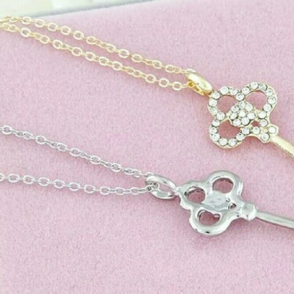 Gold color key choker Necklace unique and delicate - Picture 3 of 4