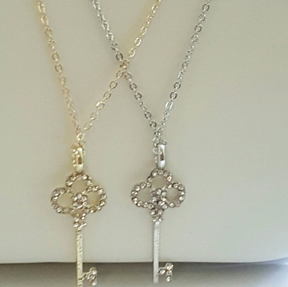 Gold color key choker Necklace unique and delicate - Picture 4 of 4