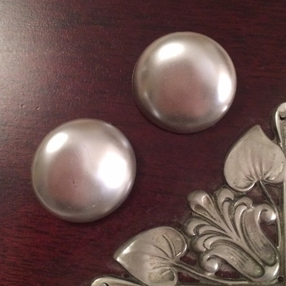 Vintage Dove Gray Clip On Earrings - Picture 1 of 5