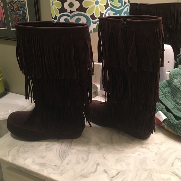 Never worn brown fringe boots size 6!!