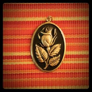 Vintage Rose cameo pendant!