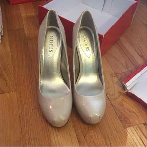 Guess pumps