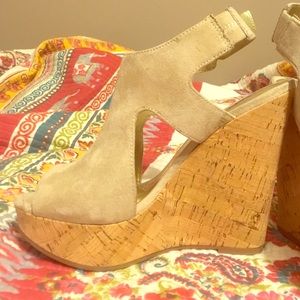 PRICE👇🏽Beige wedges! Cute,comfy. Carlos Santana.